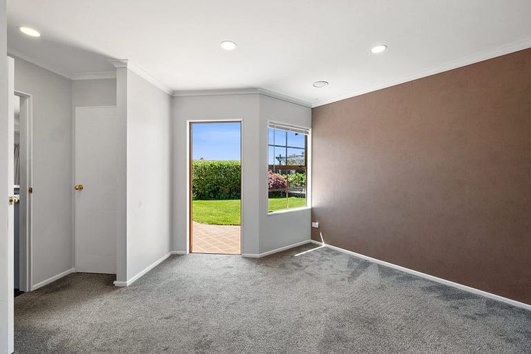 Photo of property in 11 Shelter Grove, Frankleigh Park, New Plymouth, 4310