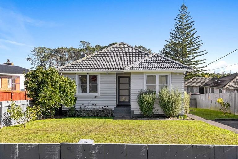 Photo of property in 65 Farquhar Road, Glendene, Auckland, 0602