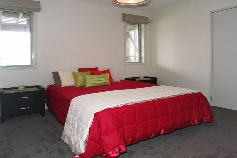 Photo of property in 10 Hollyford Place, Aotea, Porirua, 5024