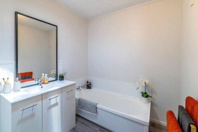 Photo of property in 6 Highbury Drive, Levin, 5510