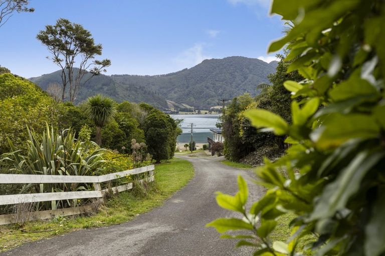 Photo of property in 19 Sandy Bay Road, Black Rock, Picton, 7282