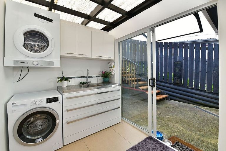 Photo of property in 43 Pohutukawa Avenue, Red Beach, 0932