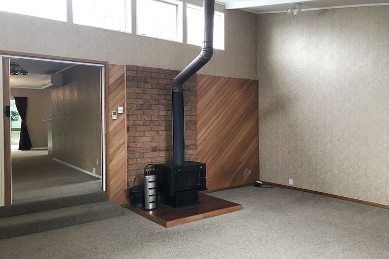 Photo of property in 37 Takapu Street, Henderson, Auckland, 0612