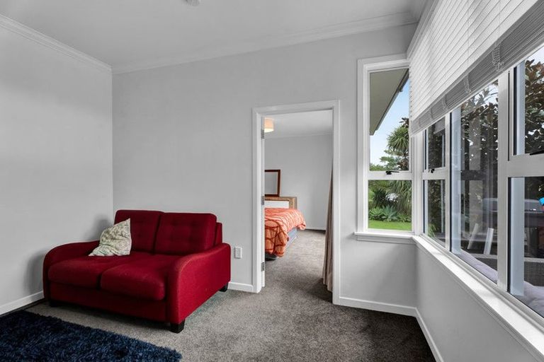 Photo of property in 10 Strandon Place, Strandon, New Plymouth, 4312