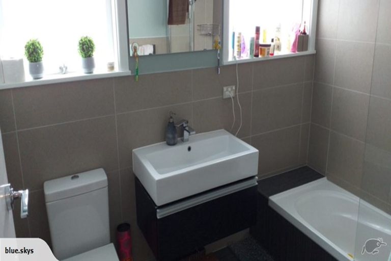 Photo of property in 53 Cliff View Drive, Green Bay, Auckland, 0604