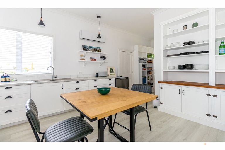 Photo of property in 43 Rhodes Street, Waimate, 7924