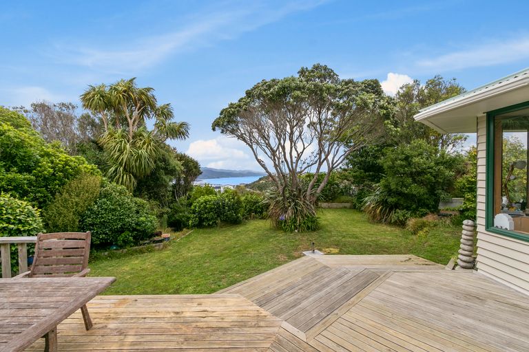 Photo of property in 204 Miromiro Road, Normandale, Lower Hutt, 5010