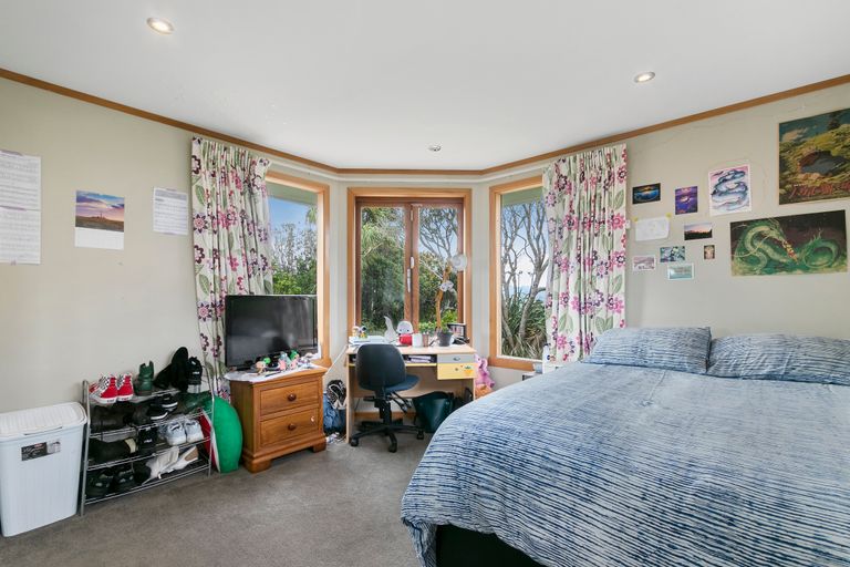 Photo of property in 204 Miromiro Road, Normandale, Lower Hutt, 5010
