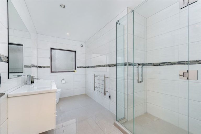 Photo of property in 21 Midhurst Avenue, Henderson, Auckland, 0612