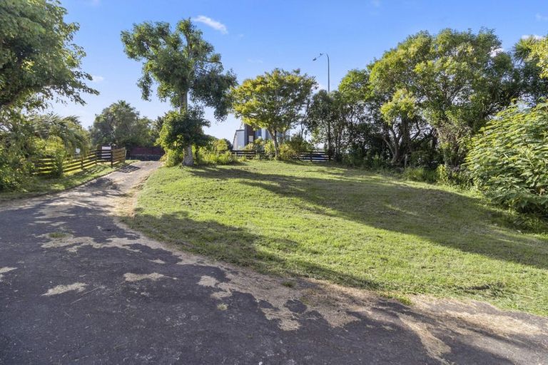 Photo of property in 140 Edmonton Road, Te Atatu South, Auckland, 0610