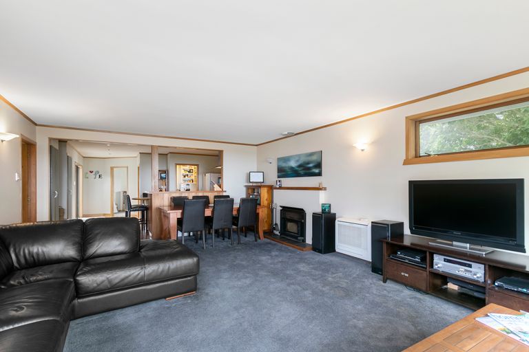 Photo of property in 204 Miromiro Road, Normandale, Lower Hutt, 5010