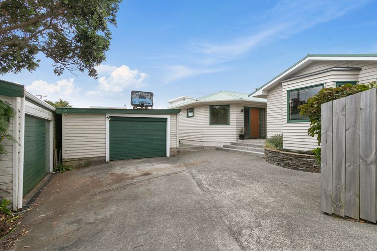 Photo of property in 204 Miromiro Road, Normandale, Lower Hutt, 5010