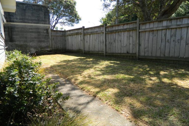 Photo of property in 33 Stewart Drive, Newlands, Wellington, 6037