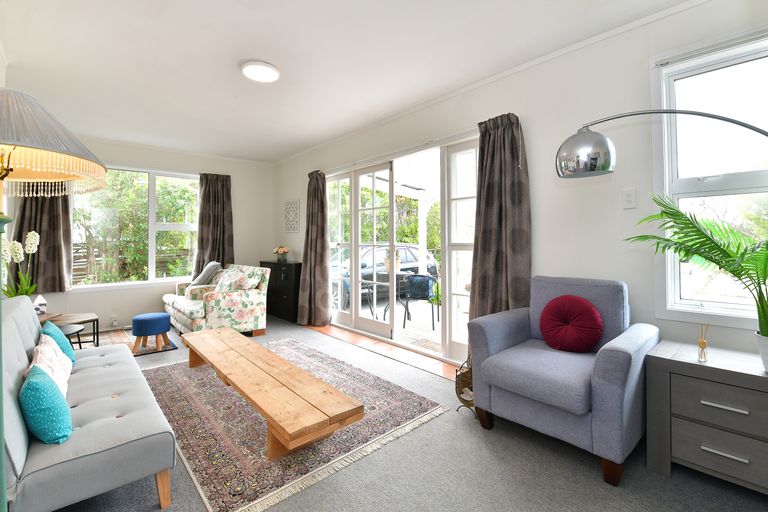 Photo of property in 998 Whangaparaoa Road, Tindalls Beach, Whangaparaoa, 0930