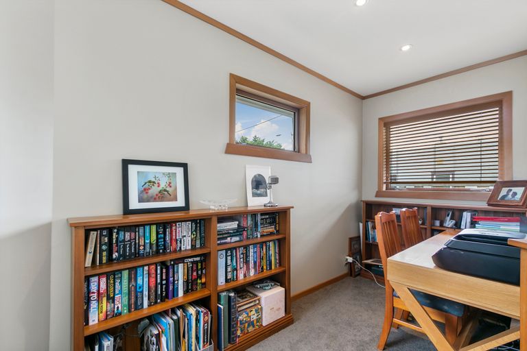 Photo of property in 204 Miromiro Road, Normandale, Lower Hutt, 5010