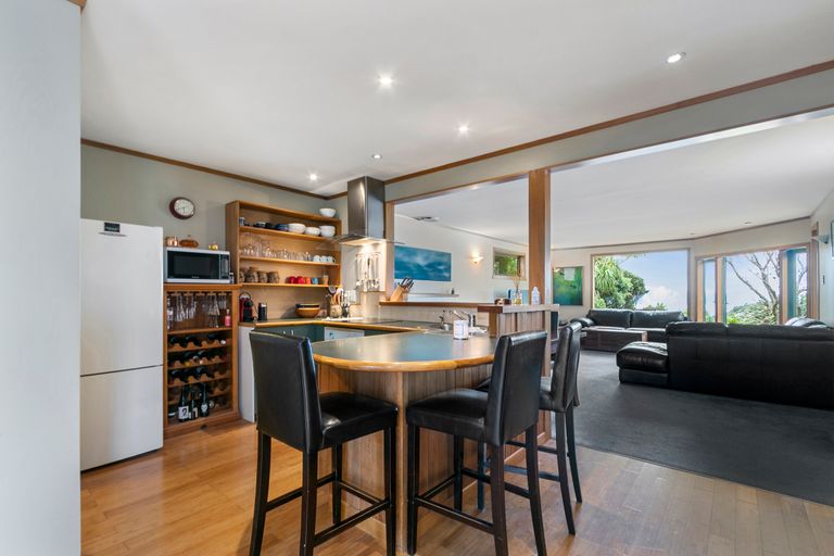 Photo of property in 204 Miromiro Road, Normandale, Lower Hutt, 5010