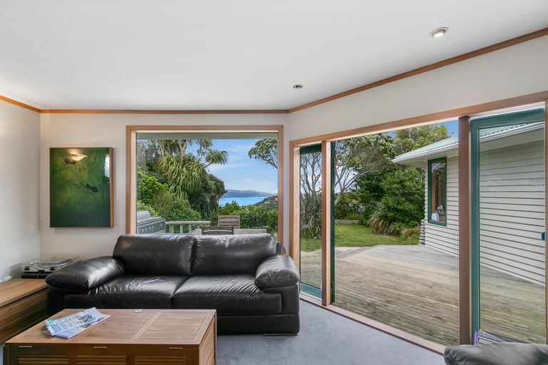 Photo of property in 204 Miromiro Road, Normandale, Lower Hutt, 5010