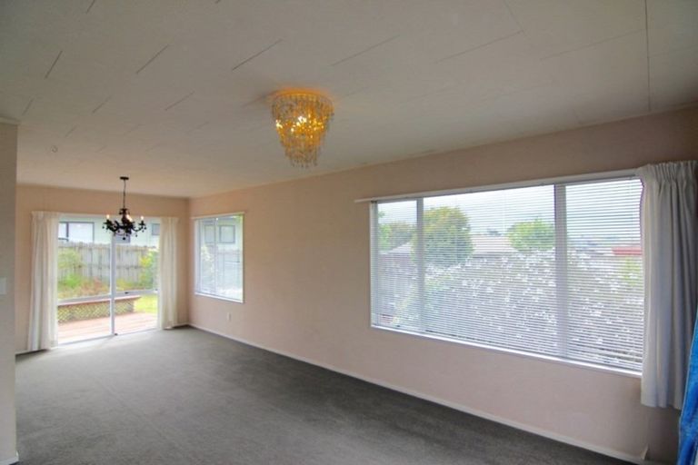 Photo of property in 17 Caribbean Drive, Unsworth Heights, Auckland, 0632