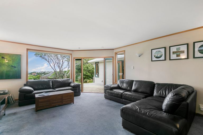 Photo of property in 204 Miromiro Road, Normandale, Lower Hutt, 5010