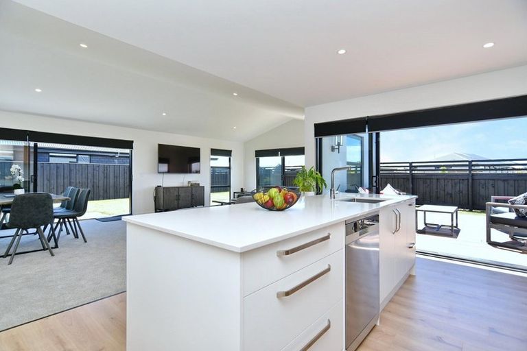 Photo of property in 17 Angus Place, Rangiora, 7400