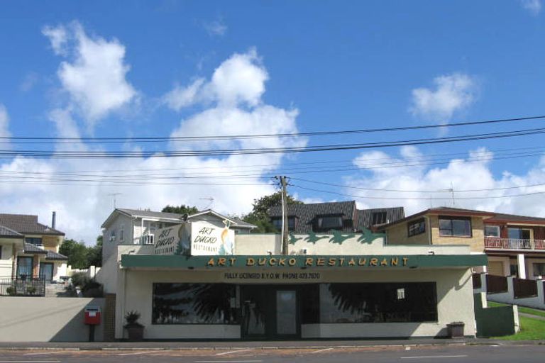 Photo of property in 2/934 Beach Road, Waiake, Auckland, 0630