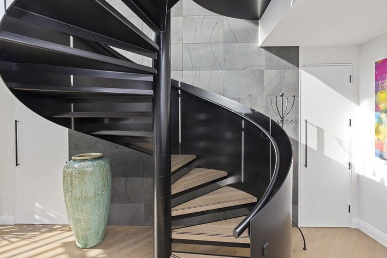 Photo of property in 15 Omeo Crescent, Redcliffs, Christchurch, 8081