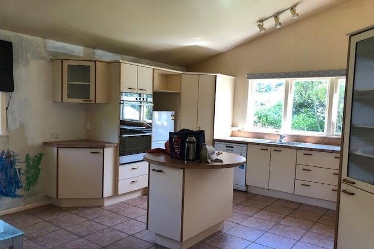 Photo of property in 160 Newlands Road, Newlands, Wellington, 6037