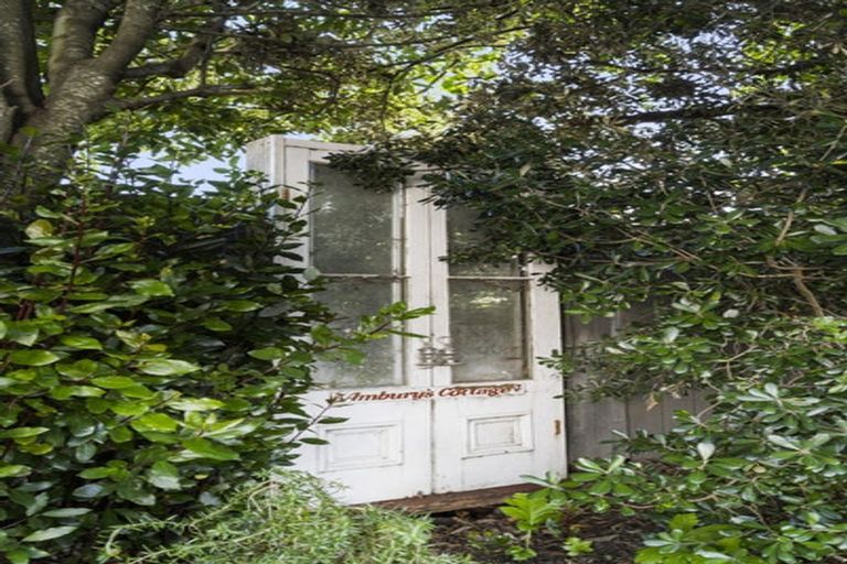 Photo of property in 8 Wallace Road, Mangere Bridge, Auckland, 2022