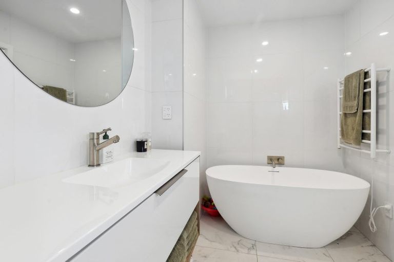 Photo of property in 570 Glenfield Road, Bayview, Auckland, 0629