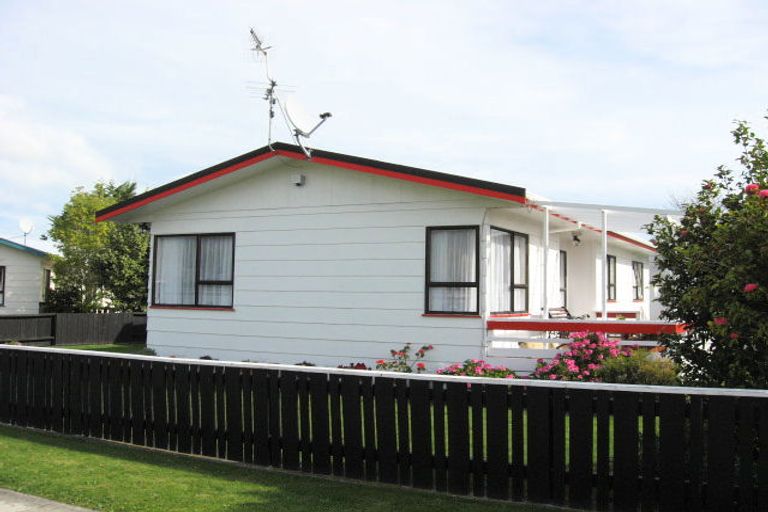 Photo of property in 15 Atarau Grove, Paraparaumu, 5032