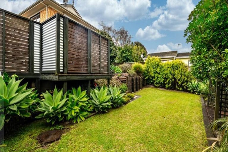 Photo of property in 19 Glenshee Place, Highland Park, Auckland, 2010