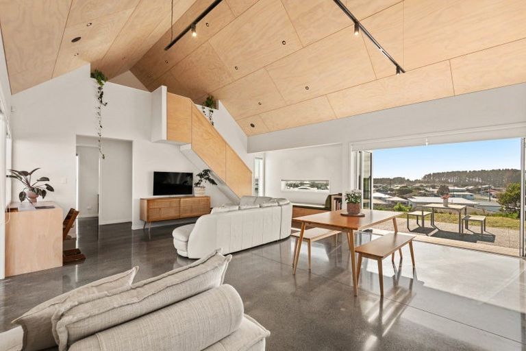 Photo of property in 2 Rangeview Rise, Foxton Beach, Foxton, 4815