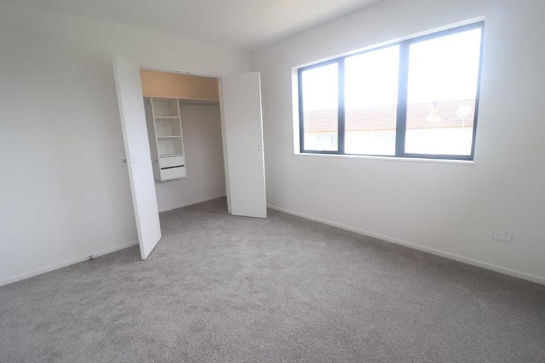 Photo of property in 18b Edgware Road, West Harbour, Auckland, 0618