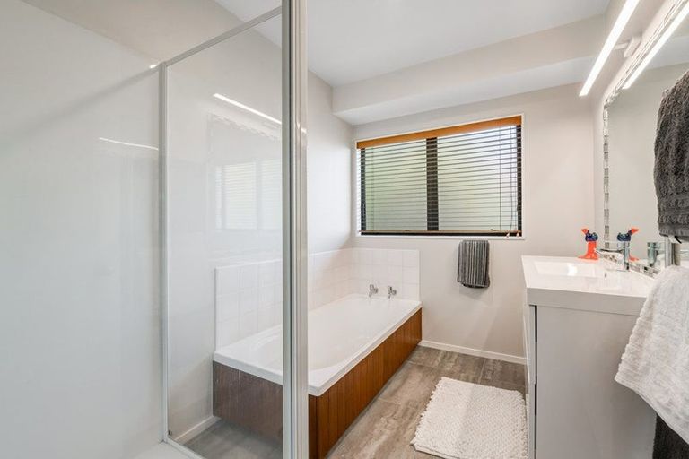 Photo of property in 8 Saint Lucia Place, Unsworth Heights, Auckland, 0632