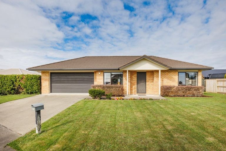 Photo of property in 15 Chestnut Close, Kelvin Grove, Palmerston North, 4414