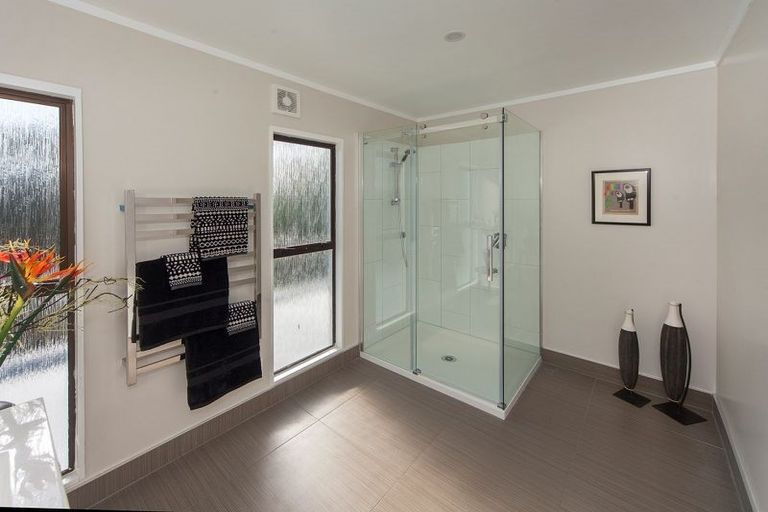 Photo of property in 28 Mayall Avenue, Beach Haven, Auckland, 0626