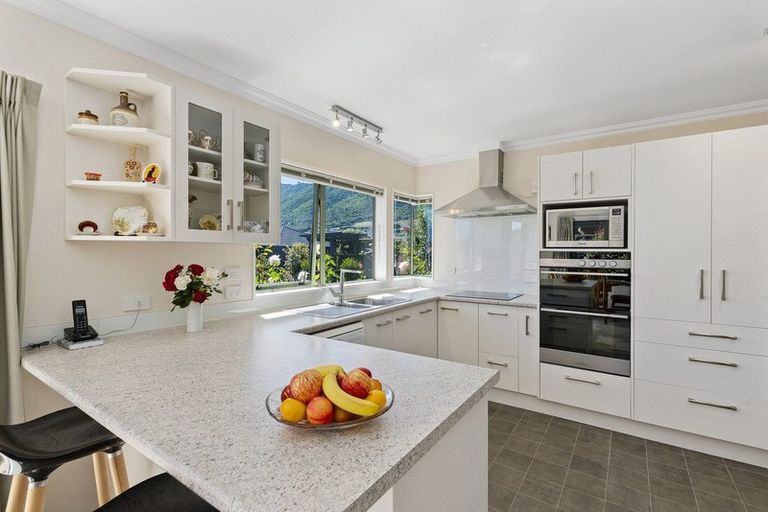 Photo of property in 9 Cranbrook Grove, Waikanae, 5036