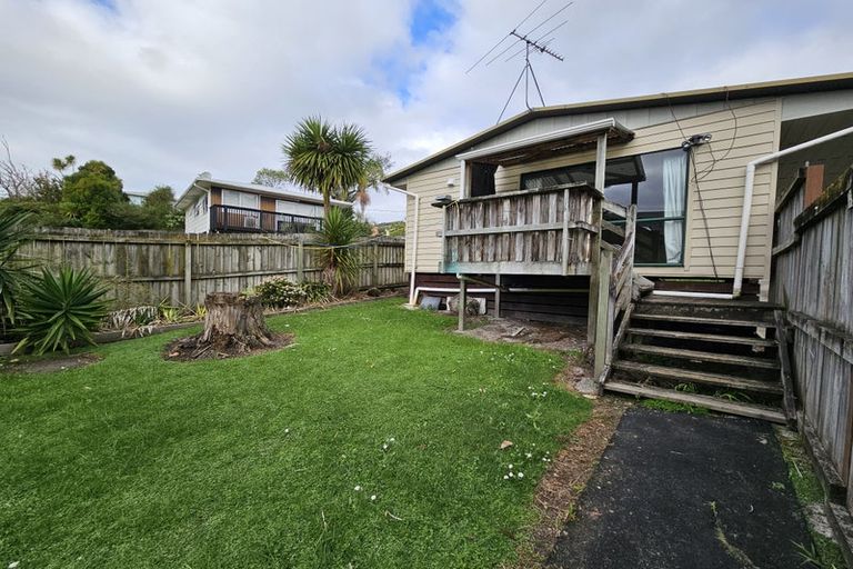 Photo of property in 4a Griffiths Place, Te Atatu South, Auckland, 0610