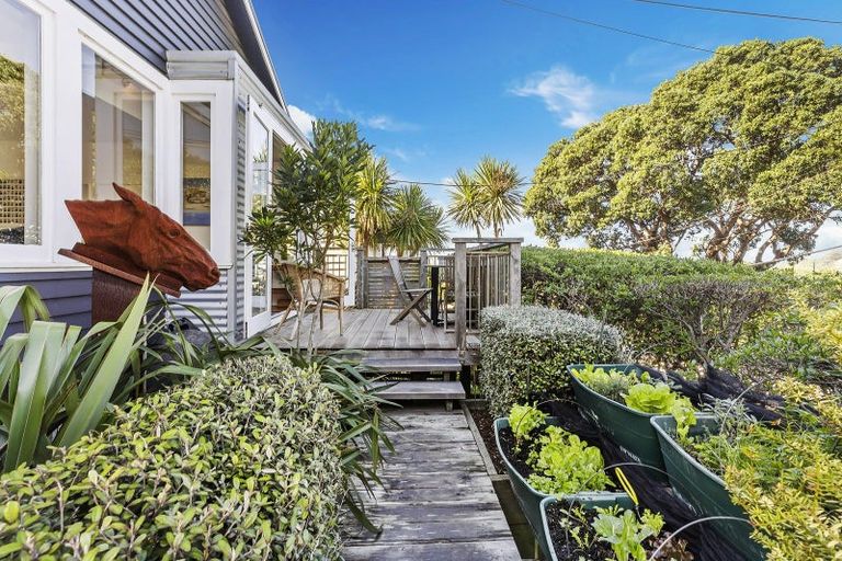 Photo of property in 16 Beach Street, Island Bay, Wellington, 6023