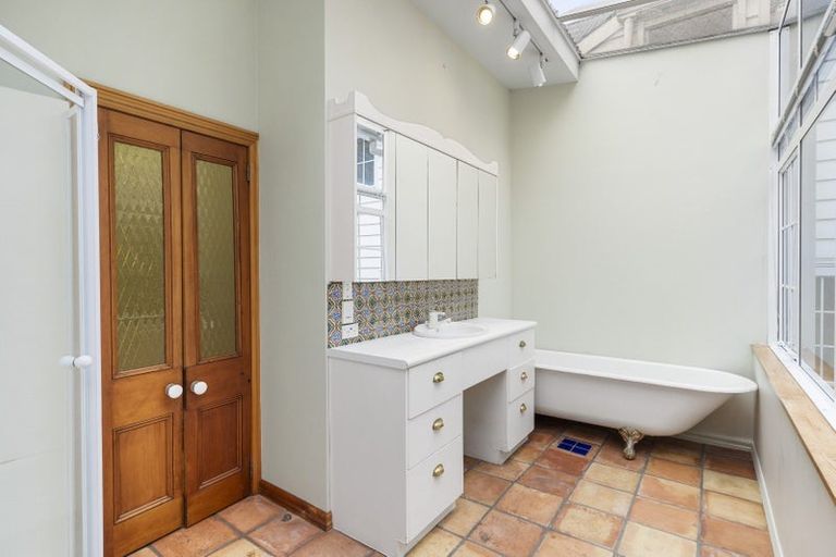 Photo of property in 5 Queen Street, Northcote Point, Auckland, 0627