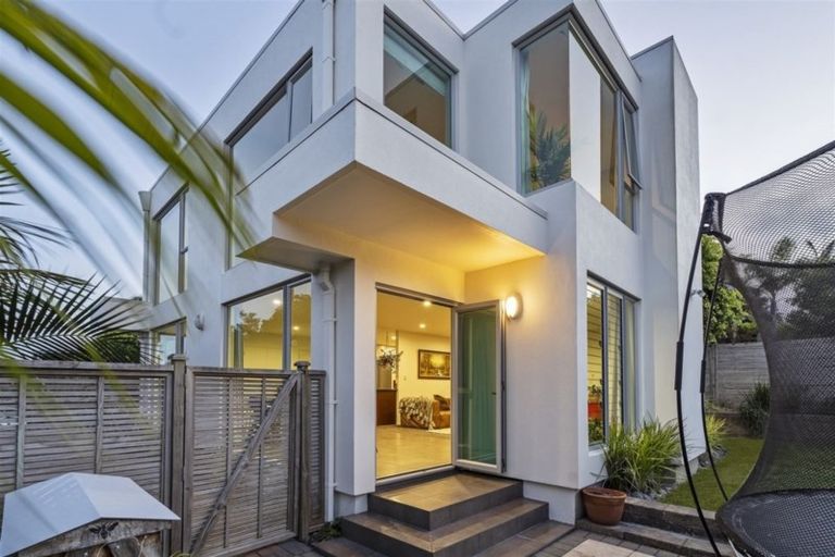 Photo of property in 19a Peter Terrace, Castor Bay, Auckland, 0620