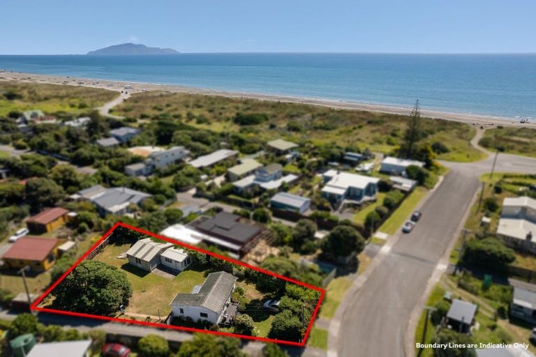 Photo of property in 26 The Avenue, Otaki Beach, Otaki, 5512