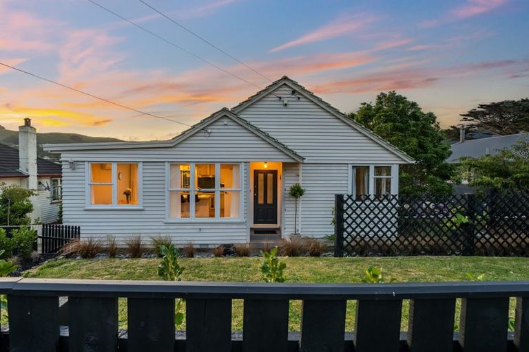 Photo of property in 42 Taylor Terrace, Tawa, Wellington, 5028