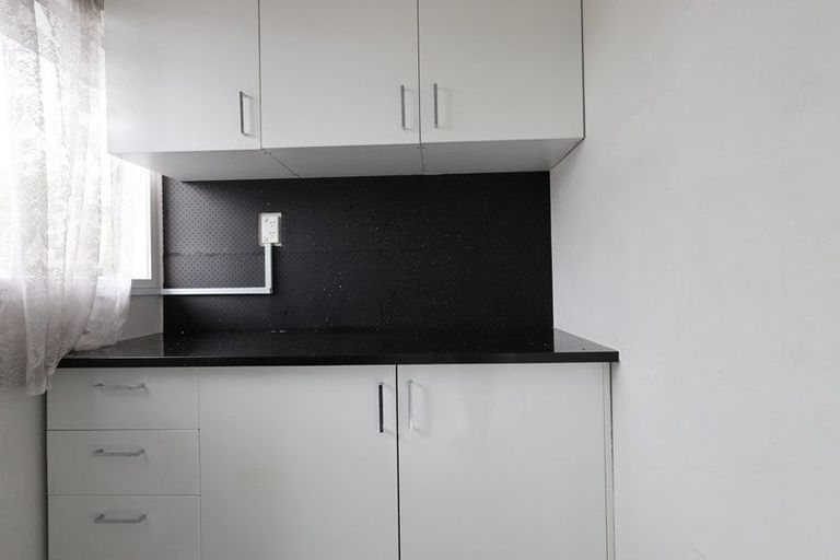 Photo of property in 16 Temuri Place, Glendene, Auckland, 0602