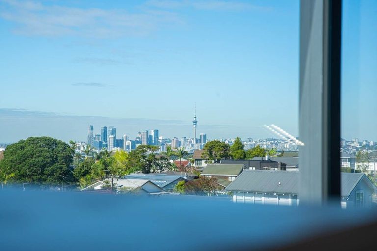 Photo of property in 4/128 Onewa Road, Northcote, Auckland, 0627