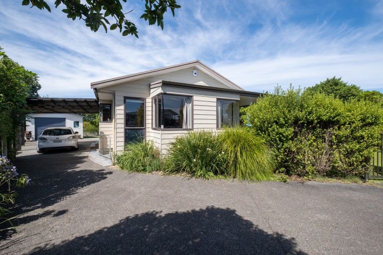 Photo of property in 16 Deakin Place, Clive, 4102