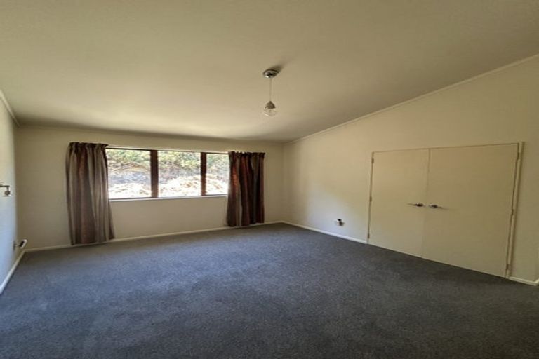 Photo of property in 5 Mitika Way, Strathmore Park, Wellington, 6022