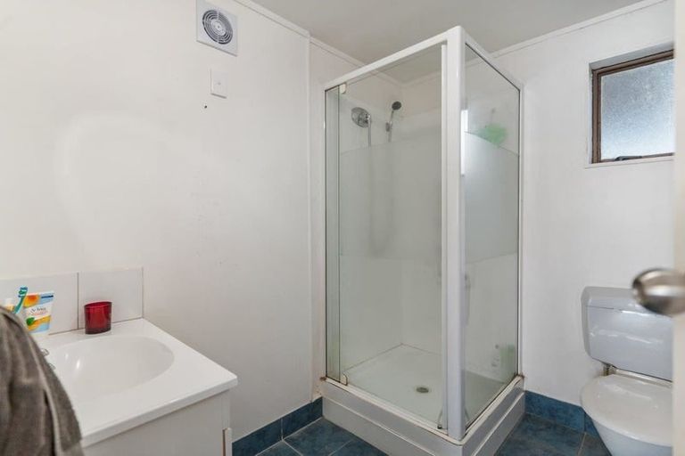 Photo of property in 121 Oreil Avenue, West Harbour, Auckland, 0618