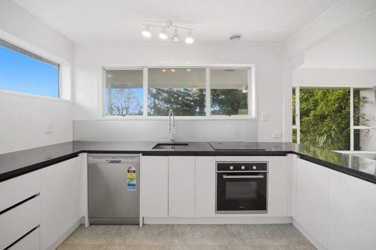 Photo of property in 3/70 Kaurilands Road, Titirangi, Auckland, 0604