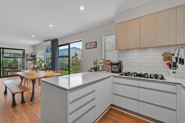 Photo of property in 16 Onekura Street, Red Beach, 0932